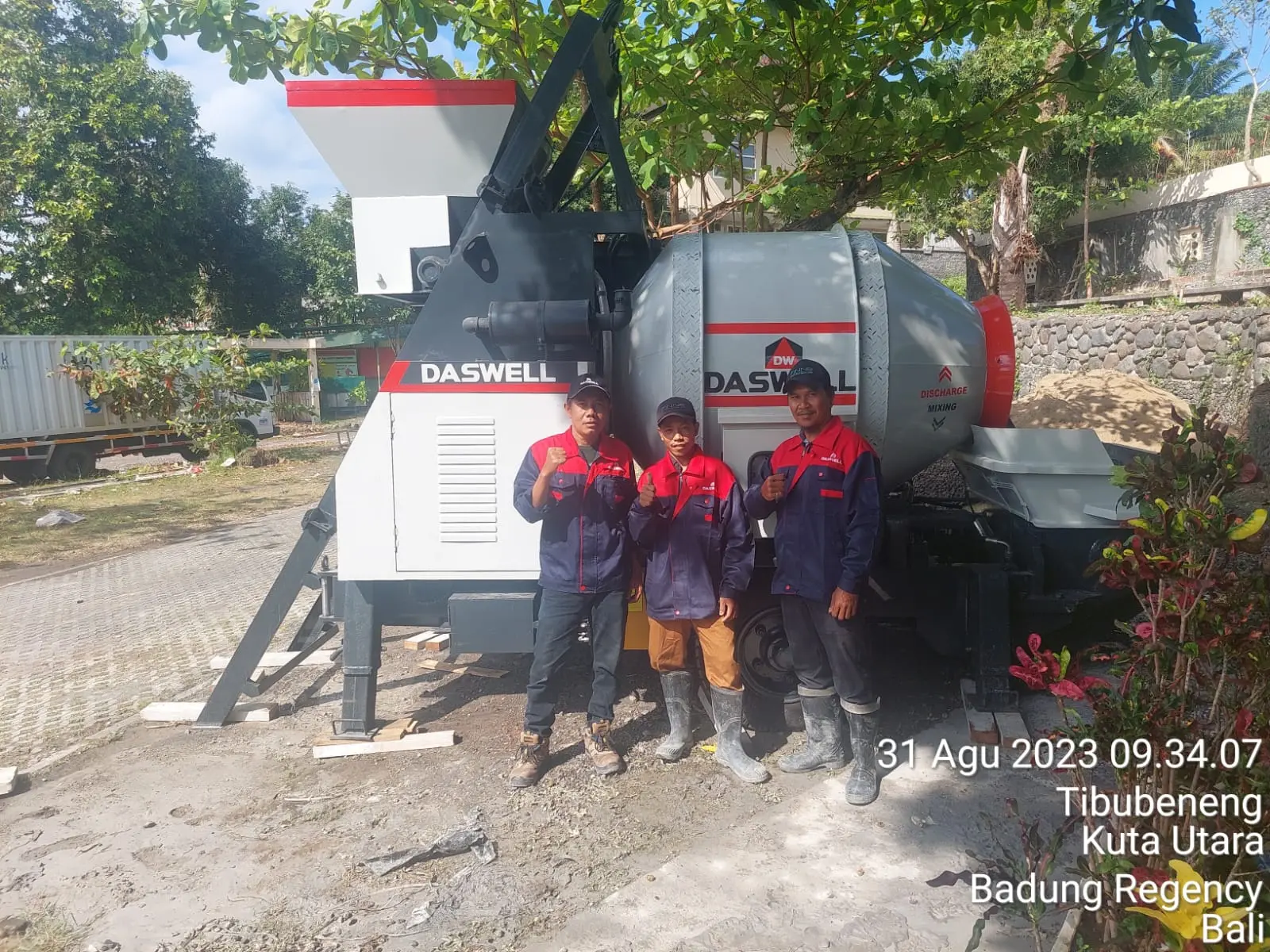Concrete Mixer with Pump (Concrete Mixer with Pump) - Detail hopper pengaduk dan saluran pemipaan distribusi cor beton bertekanan tinggi.