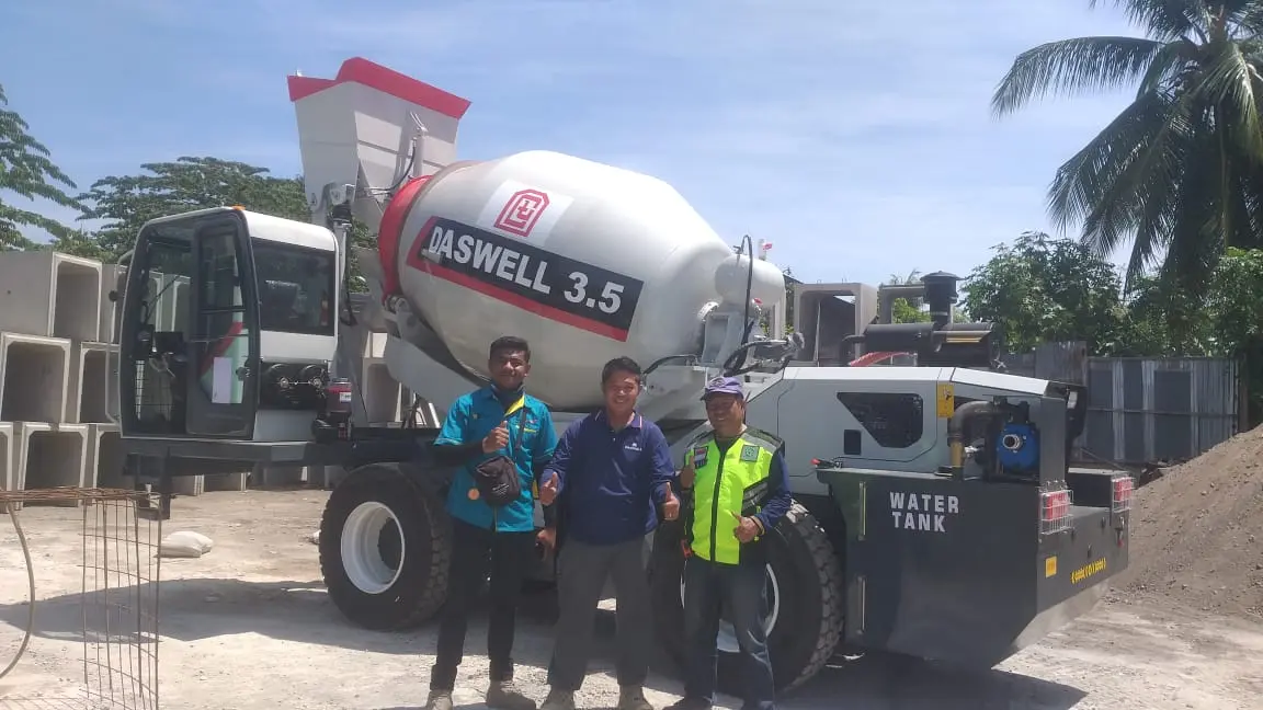 Self Loading Mixer 3.5 (Self Loading Mixer 3.5) - Proses penuangan beton segar langsung ke area cetakan dengan fleksibilitas drum pengaduk putar serbaguna.
