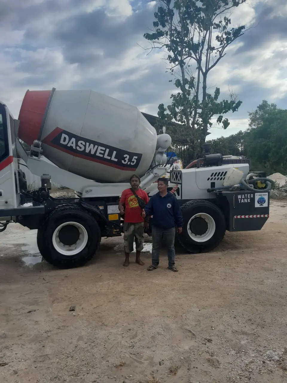 Self Loading Mixer 3.5 (Self Loading Mixer 3.5) - Kondisi unit Self Loading Mixer 3.5 m³ dalam persiapan mobilisasi menuju proyek konstruksi jembatan.